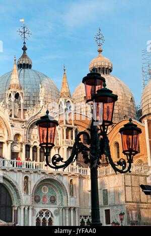 Ein Detail des prächtigen Dogenpalast Markusplatz, die Zentrale in Venedig, Venetien Italien Europa gesehen Stockfoto