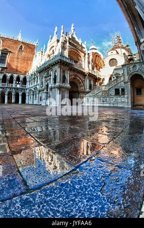 Der prächtigen Dogenpalast spiegelt in einigen kleinen Pools in seinem inneren Hof. Es ist eines der wichtigsten Gebäude in Venedig. Es war die Cente Stockfoto
