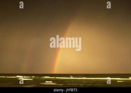 Regenbogen über dem Meer, Seven Mile Beach, New South Wales, Australien Stockfoto