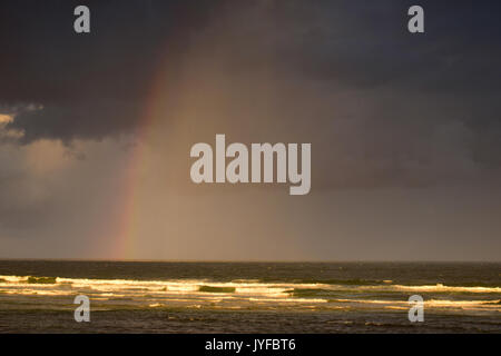 Regenbogen über dem Meer, Seven Mile Beach, New South Wales, Australien Stockfoto