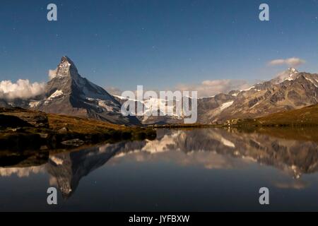 Das Matterhorn spiegelt sich im See Stellissee auf eine sternenklare Nacht im Sommer, Zermatt Tal, Valais-Wallis Kanton, Schweiz Stockfoto