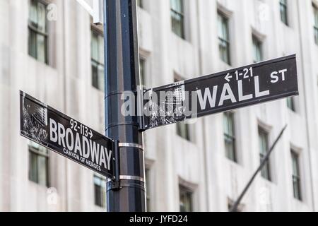 Ampel an der Wall Street und Broadway, Manhattan, New York City, New York, USA. Stockfoto