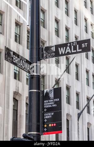 Ampel an der Wall Street und Broadway, Manhattan, New York City, New York, USA. Stockfoto