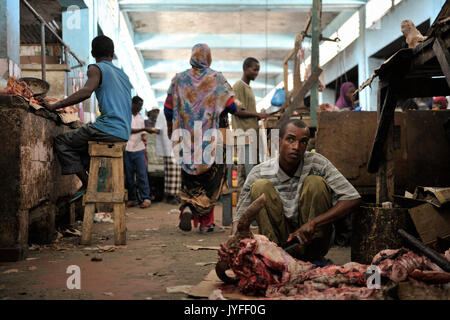 Ein somalischer Mann schnitzt, ein Stück Fleisch, das in Hamar Weyne der Fleischmarkt in Mogadischu am 3. Oktober vor Eid Al Adha. Die AMISOM Foto Tobin Jones (15424403931) Stockfoto