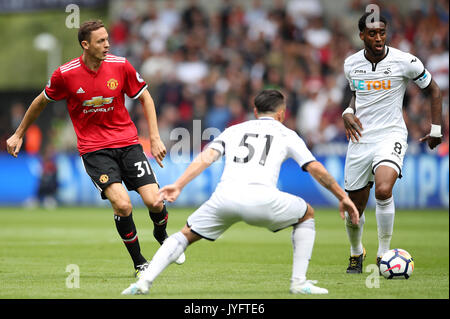 Von Manchester United Nemanja Matic (links) in Aktion mit der Swansea City Leroy Fer (rechts) und Roque Mesa während der Premier League Match in der Liberty Stadium, Swansea. Stockfoto