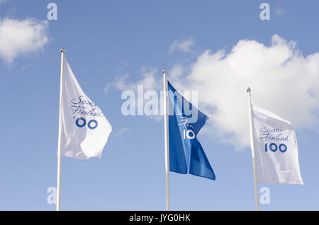 Naantali, Finnland - 3. August 2017. Die Flags für die Feier der Finlands ersten 100 hundert Jahre Welle im Wind an einem sonnigen Sommertag in der Ci Stockfoto