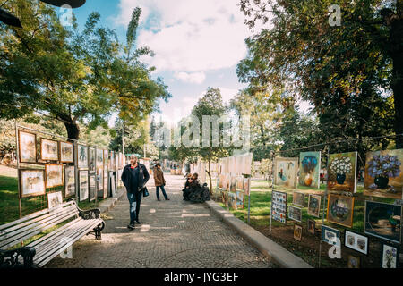 Tiflis, Georgien - Oktober 29, 2016: Shop Flohmarkt Antiquitäten alte Retro Vintage Sachen auf trockenen Brücke in Tbilissi. Stockfoto