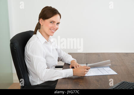 Junge glücklich Geschäftsfrau, Schreibarbeiten im Büro Stockfoto