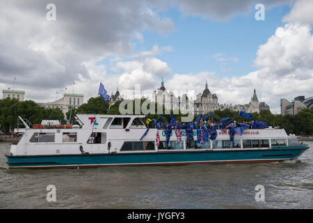 Anti-Brexit Kampagne Gruppe, die keine 10 Vigil, Reisen in einem Boot auf der Themse. Stockfoto