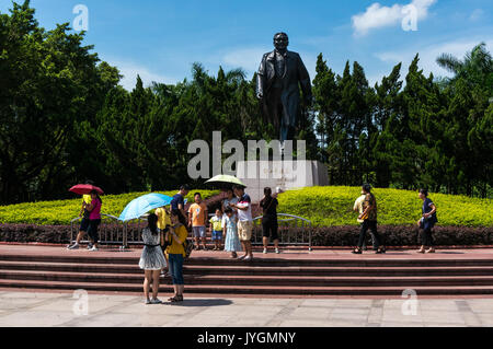 Chinesische Bürger, die Fotos von der Statue von Deng Xiaoping bei lianhuashan Park in Shenzhen in der Provinz Guangdong, China Stockfoto