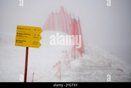 Grainau, Deutschland. 19 Aug, 2017. Wegweiser im Regen und Nebel am Gletscher der Zugspitze in Grainau, Deutschland, 19. August 2017. Foto: Sven Hoppe/dpa/Alamy leben Nachrichten Stockfoto