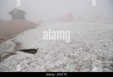 Grainau, Deutschland. 19 Aug, 2017. Tagesausflügler Wanderung bei Regen und Nebel über den Gletscher auf der Zugspitze in Grainau, Deutschland, 19. August 2017. Foto: Sven Hoppe/dpa/Alamy leben Nachrichten Stockfoto