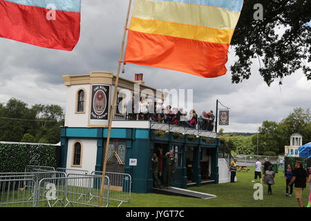 Henley-on-Thames, Oxfordshire, UK. 19 August, 2017. Tausende von Jecken genießen Sie sich eifrig die live Musik der 80er Jahre warten in diesem Jahr auf der Rücklauf Festival South 2017 an seinem ersten Tag Quelle: Uwe Deffner/Alamy leben Nachrichten Stockfoto