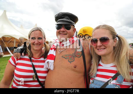 Henley-on-Thames, Oxfordshire, UK. 19 August, 2017. Tausende von Jecken genießen Sie sich eifrig die live Musik der 80er Jahre warten in diesem Jahr auf der Rücklauf Festival South 2017 an seinem ersten Tag Quelle: Uwe Deffner/Alamy leben Nachrichten Stockfoto