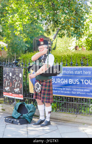 Edinburgh, Großbritannien. 18 Aug, 2017. Die Fringe Edinburgh August 2017, Street Performer Credit: David Ridley/Alamy leben Nachrichten Stockfoto