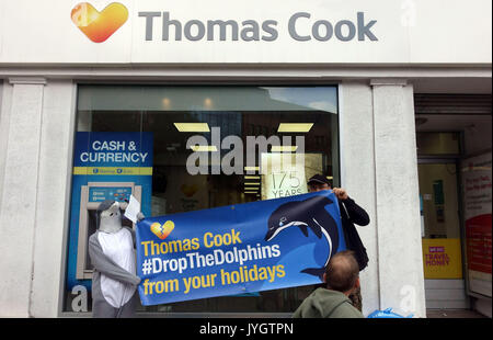 London, Großbritannien. 19 August, 2017. Aktivisten von Dolphin Freiheit Großbritannien Protest außerhalb Zweig der Thomas Cook Reisebüros in Islington gegen "grausame Delphin Shows in Mexiko und der Karibik". Die Kampagne behaupten, dass Wim mit Aktivitäten Delphine' Ursachen zum Meer Tiere leiden. Bitte die Bilder von Jeffrey Blackler/Alamy leben Nachrichten Stockfoto