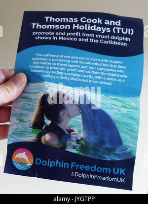 London, Großbritannien. 19 August, 2017. Aktivisten von Dolphin Freiheit Großbritannien Protest außerhalb Zweig der Thomas Cook Reisebüros in Islington gegen "grausame Delphin Shows in Mexiko und der Karibik". Die Kampagne behaupten, dass Wim mit Aktivitäten Delphine' Ursachen zum Meer Tiere leiden. Bitte die Bilder von Jeffrey Blackler/Alamy leben Nachrichten Stockfoto