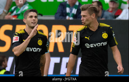 Dortmunder Christian Pulisic feiert seine 0-1 Ziel gemeinsam mit Lukasz Piszczek während der deutschen Bundesliga Fußball Spiel zwischen dem VfL Wolfsburg und Borussia Dortmund in der Volkswagen Arena in Wolfsburg, Deutschland, 19. August 2017. (EMBARGO BEDINGUNGEN - ACHTUNG: Aufgrund der Akkreditierung Richtlinien, die DFL gestattet nur die Veröffentlichung und Verwertung von bis zu 15 Bildern pro Spiel im Internet und in online Medien während des Spiels.) Foto: Peter Steffen/dpa Stockfoto