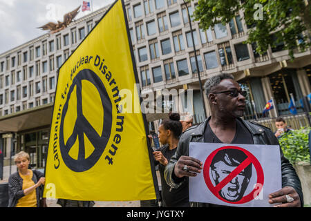 London, Großbritannien. 19 August, 2017. Anti- Rassismus- und Trump Botschaft Protest außerhalb der Vereinigten Staaten in den Grosvenor Square. Organisiert von CND und Stoppt den Krieg. Credit: Guy Bell/Alamy leben Nachrichten Stockfoto