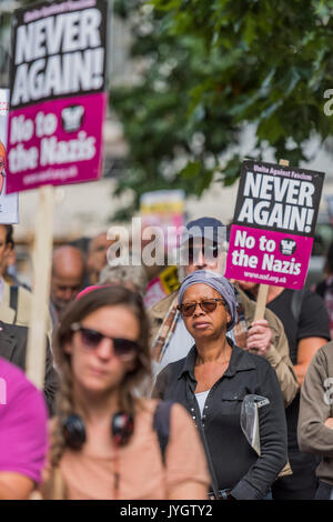 London, Großbritannien. 19 August, 2017. Anti- Rassismus- und Trump Botschaft Protest außerhalb der Vereinigten Staaten in den Grosvenor Square. Organisiert von CND und Stoppt den Krieg. Credit: Guy Bell/Alamy leben Nachrichten Stockfoto