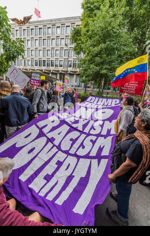 London, Großbritannien. 19 August, 2017. Anti- Rassismus- und Trump Botschaft Protest außerhalb der Vereinigten Staaten in den Grosvenor Square. Organisiert von CND und Stoppt den Krieg. Credit: Guy Bell/Alamy leben Nachrichten Stockfoto