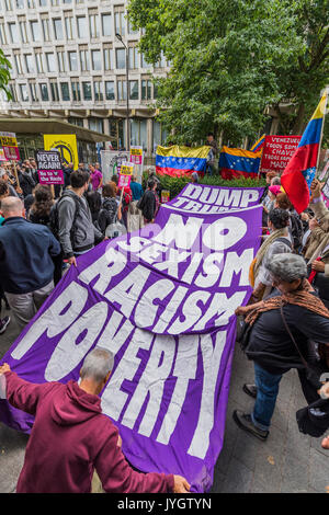 London, Großbritannien. 19 August, 2017. Anti- Rassismus- und Trump Botschaft Protest außerhalb der Vereinigten Staaten in den Grosvenor Square. Organisiert von CND und Stoppt den Krieg. Credit: Guy Bell/Alamy leben Nachrichten Stockfoto