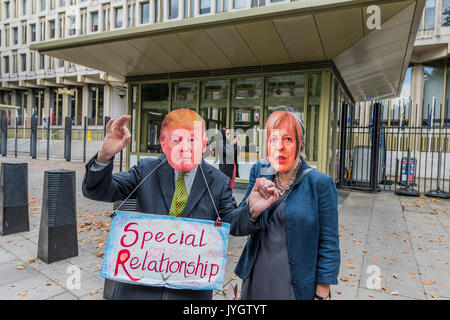 London, Großbritannien. 19 August, 2017. Besondere Beziehung - eine anti- Rassismus- und Trump Botschaft Protest außerhalb der Vereinigten Staaten in den Grosvenor Square. Organisiert von CND und Stoppt den Krieg. Credit: Guy Bell/Alamy leben Nachrichten Stockfoto