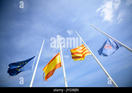 Cambrils, Spanien. 19 Aug, 2017. Die Flaggen von Europa (L-R), Spanien, Katalonien und die Gemeinde Cambrils sind auf Halbmast im Yachthafen von Cambrils, Spanien, 19. August 2017. Im Beach Resort 100 Kilometer südwestlich von Barcelona, den task forces schossen fünf mutmaßliche Terroristen in der Nacht von Donnerstag auf Freitag. Foto: Matthias Balk/dpa/Alamy leben Nachrichten Stockfoto