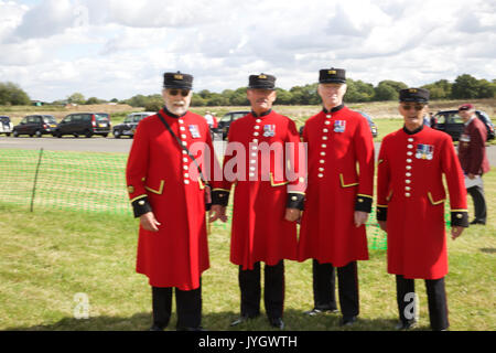 Biggin Hill, Großbritannien. 19 Aug, 2017. Chelsea Rentner besuchen das Festival der Flug feiert 100 Jahre Biggin Hill Airport. Credit: Keith Larby/Alamy leben Nachrichten Stockfoto