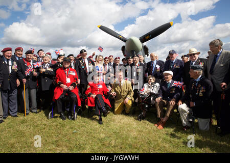 Biggin Hill, Großbritannien. 19 Aug, 2017. 100 Veteranen pose mit einem Spitfire vor dem Festival der Flug feiert 100 Jahre Biggin Hill Airport. Credit: Keith Larby/Alamy leben Nachrichten Stockfoto