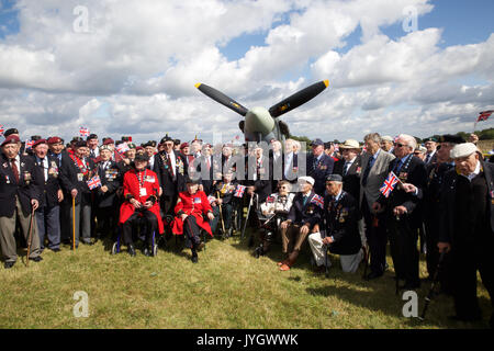 Biggin Hill, Großbritannien. 19 Aug, 2017. 100 Veteranen pose mit einem Spitfire vor dem Festival der Flug feiert 100 Jahre Biggin Hill Airport. Credit: Keith Larby/Alamy leben Nachrichten Stockfoto