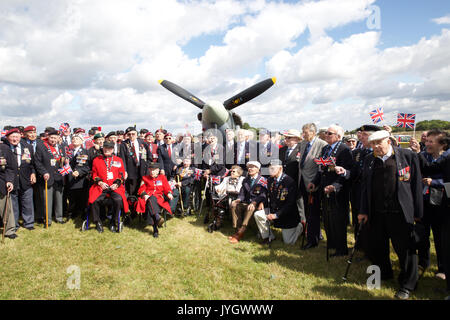 Biggin Hill, Großbritannien. 19 Aug, 2017. 100 Veteranen pose mit einem Spitfire vor dem Festival der Flug feiert 100 Jahre Biggin Hill Airport. Credit: Keith Larby/Alamy leben Nachrichten Stockfoto