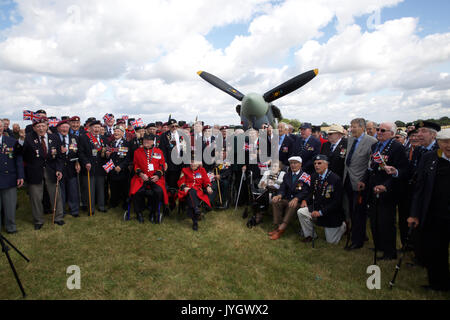 Biggin Hill, Großbritannien. 19 Aug, 2017. 100 Veteranen pose mit einem Spitfire vor dem Festival der Flug feiert 100 Jahre Biggin Hill Airport. Credit: Keith Larby/Alamy leben Nachrichten Stockfoto