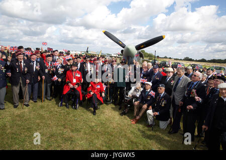 Biggin Hill, Großbritannien. 19 Aug, 2017. 100 Veteranen pose mit einem Spitfire vor dem Festival der Flug feiert 100 Jahre Biggin Hill Airport. Credit: Keith Larby/Alamy leben Nachrichten Stockfoto