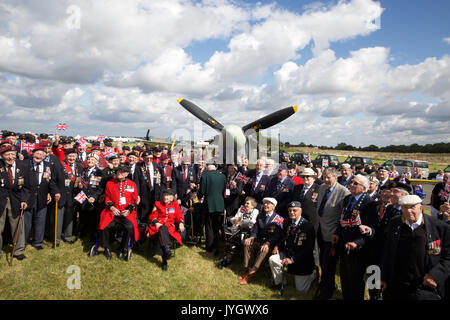 Biggin Hill, Großbritannien. 19 Aug, 2017. 100 Veteranen pose mit einem Spitfire vor dem Festival der Flug feiert 100 Jahre Biggin Hill Airport. Credit: Keith Larby/Alamy leben Nachrichten Stockfoto