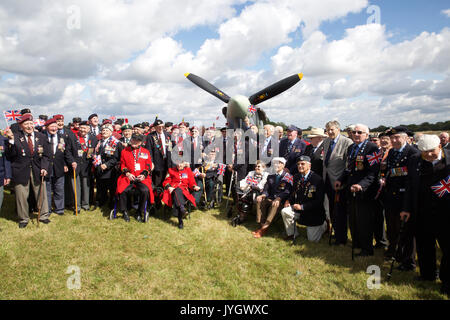 Biggin Hill, Großbritannien. 19 Aug, 2017. 100 Veteranen pose mit einem Spitfire vor dem Festival der Flug feiert 100 Jahre Biggin Hill Airport. Credit: Keith Larby/Alamy leben Nachrichten Stockfoto