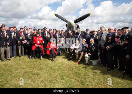 Biggin Hill, Großbritannien. 19 Aug, 2017. 100 Veteranen pose mit einem Spitfire vor dem Festival der Flug feiert 100 Jahre Biggin Hill Airport. Credit: Keith Larby/Alamy leben Nachrichten Stockfoto