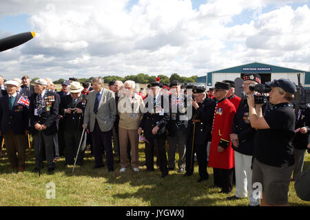 Biggin Hill, Großbritannien. 19 Aug, 2017. 100 Veteranen pose mit einem Spitfire vor dem Festival der Flug feiert 100 Jahre Biggin Hill Airport. Credit: Keith Larby/Alamy leben Nachrichten Stockfoto