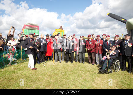 Biggin Hill, Großbritannien. 19 Aug, 2017. 100 Veteranen pose mit einem Spitfire vor dem Festival der Flug feiert 100 Jahre Biggin Hill Airport. Credit: Keith Larby/Alamy leben Nachrichten Stockfoto
