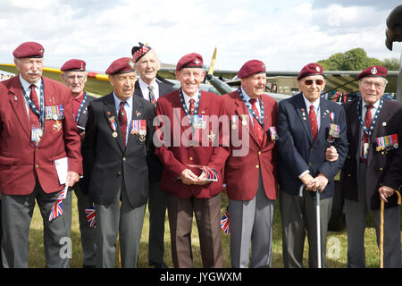 Biggin Hill, Großbritannien. 19 Aug, 2017. 100 Veteranen pose mit einem Spitfire vor dem Festival der Flug feiert 100 Jahre Biggin Hill Airport. Credit: Keith Larby/Alamy leben Nachrichten Stockfoto