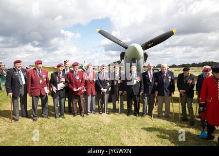 Biggin Hill, Großbritannien. 19 Aug, 2017. 100 Veteranen pose mit einem Spitfire vor dem Festival der Flug feiert 100 Jahre Biggin Hill Airport. Credit: Keith Larby/Alamy leben Nachrichten Stockfoto