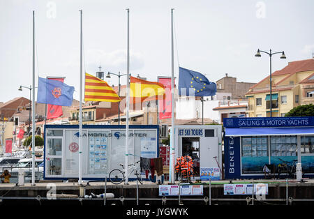 Cambrils, Spanien. 19 Aug, 2017. Die Fahnen der Gemeinde Cambrils (L-R), Katalonien, Spanien und Europa sind auf Halbmast im Yachthafen von Cambrils, Spanien, 19. August 2017. Im Beach Resort 100 Kilometer südwestlich von Barcelona, den task forces schossen fünf mutmaßliche Terroristen in der Nacht von Donnerstag auf Freitag. Foto: Matthias Balk/dpa/Alamy leben Nachrichten Stockfoto