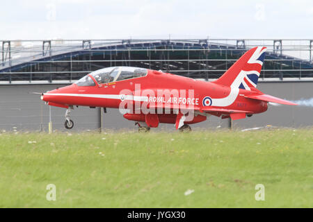 Biggin Hill, Großbritannien. 19 Aug, 2017. Flughafen London Biggin Hill Festival der Flug einen reibungslosen Start. Die Airshow ist in diesem Jahr über zwei Tage verteilt mit riesige Menschenmengen an beiden Tagen erwartet. Der Höhepunkt des Tages war eine Anzeige von der weltbekannten roten Pfeile. Credit: Keith Larby/Alamy leben Nachrichten Stockfoto