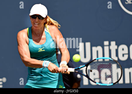 Connecticut, USA. August 19, 2017: Anastasia Rodionova (AUS) schlägt eine Rückhand in ihrem ersten Umlauf, Qualifikationsspiel gegen Vera Zvonareva (RUS) an der WTA Connecticut geöffnet. Zvonareva gewann das Spiel 2-6, 6-3, 6-1. Ron Waite/CSM Credit: Cal Sport Media/Alamy leben Nachrichten Stockfoto