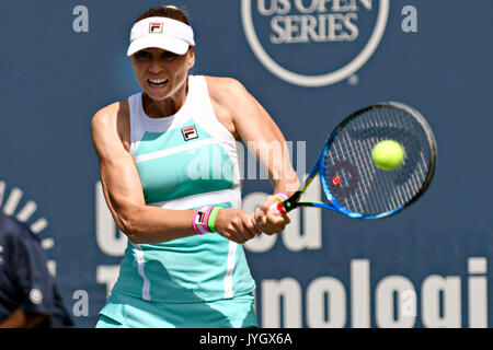 Connecticut, USA. August 19, 2017: Vera Zvonareva (RUS) schlägt eine Rückhand während ihrer ersten Runde, Qualifikationsspiel gegen Anastasia Rodionova an der WTA Connecticut geöffnet. Zvonareva gewann das Spiel 2-6, 6-3, 6-1. Ron Waite/CSM Credit: Cal Sport Media/Alamy leben Nachrichten Stockfoto