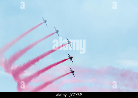 Eastbourne, Großbritannien. 19 Aug, 2017. UK Wetter. Menschenmassen strömten an die Küste der 3. Tag der Eastbourne air show, auch bekannt als Airbourne zu sehen. Die roten Pfeile auf eine erstaunliche Anzeige. Eastbourne, East Sussex, UK Credit: Ed Brown/Alamy leben Nachrichten Stockfoto