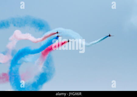 Eastbourne, Großbritannien. 19 Aug, 2017. UK Wetter. Menschenmassen strömten an die Küste der 3. Tag der Eastbourne air show, auch bekannt als Airbourne zu sehen. Die roten Pfeile auf eine erstaunliche Anzeige. Eastbourne, East Sussex, UK Credit: Ed Brown/Alamy leben Nachrichten Stockfoto