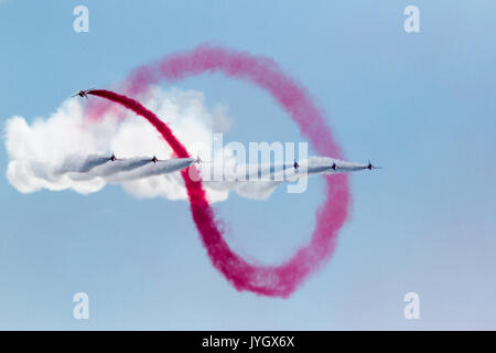 Eastbourne, Großbritannien. 19 Aug, 2017. UK Wetter. Menschenmassen strömten an die Küste der 3. Tag der Eastbourne air show, auch bekannt als Airbourne zu sehen. Die roten Pfeile auf eine erstaunliche Anzeige. Eastbourne, East Sussex, UK Credit: Ed Brown/Alamy leben Nachrichten Stockfoto
