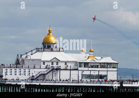 Eastbourne, Großbritannien. 19 Aug, 2017. UK Wetter. Menschenmassen strömten an die Küste der 3. Tag der Eastbourne air show, auch bekannt als Airbourne zu sehen. Die roten Pfeile auf eine erstaunliche Anzeige. Eastbourne, East Sussex, UK Credit: Ed Brown/Alamy leben Nachrichten Stockfoto