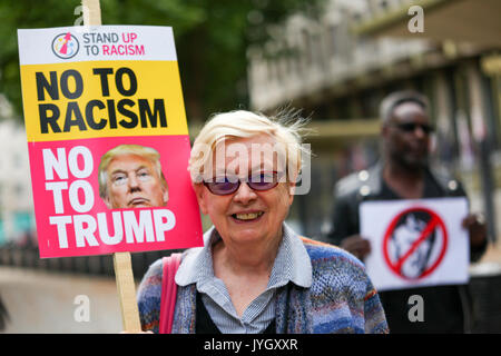 London, Großbritannien. 19 Aug, 2017. Eine Stunde lang Protest außerhalb der US-Botschaft in London, gegen die Politik Donald Trump von Kriegstreiberei, Angst, Hass und Spaltung. Penelope Barritt/Alamy Live News# Stockfoto